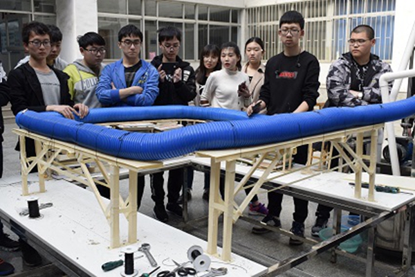 桥梁的加载(以上照片由建筑工程与力学学院提供)