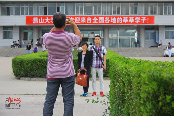 13与孩子的大学校园合个影解丽萍摄