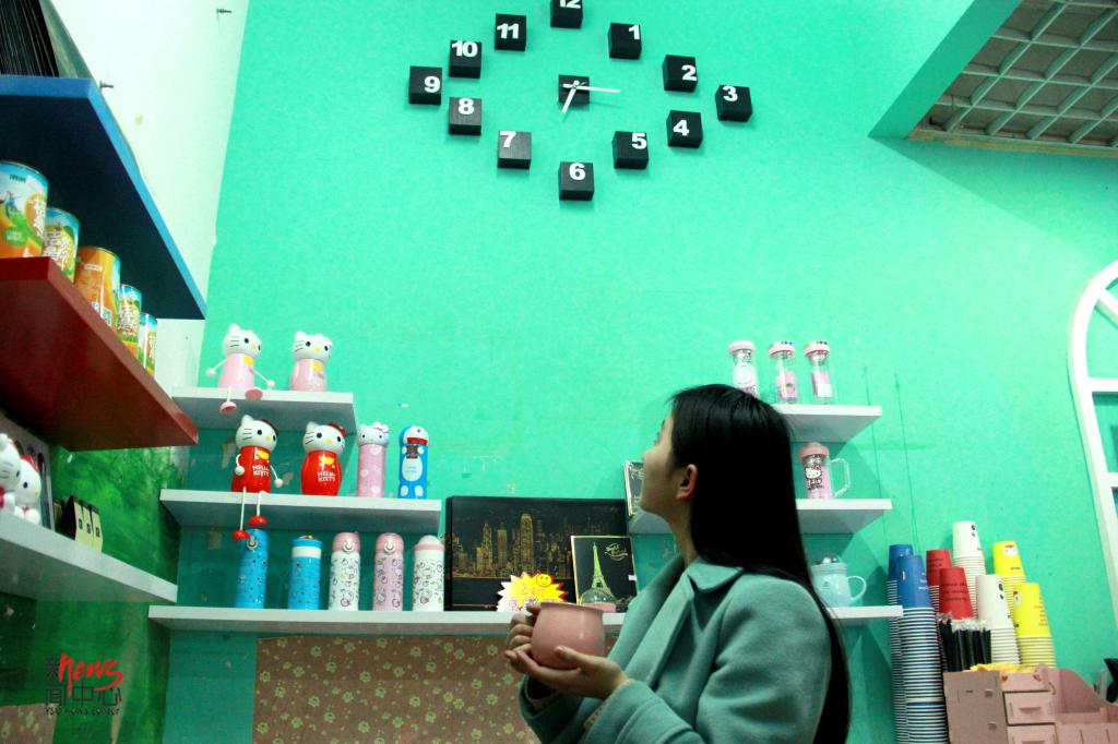 在闲暇时光她喜欢光顾一家饮品店,在那儿静静的思考着。(李晖 摄)