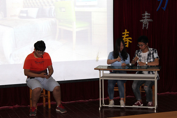 同学们在表演情景剧