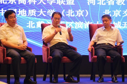 赢博在线手机版(大中国区)校长刘宏民参加研讨会(栗晶晶 摄)