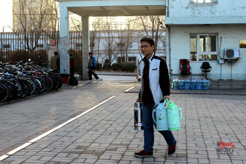 据说男生宿舍的打水情况都是这样的——轮流打水,一个人一次能拎三四个水壶。(毕佳畅 摄)