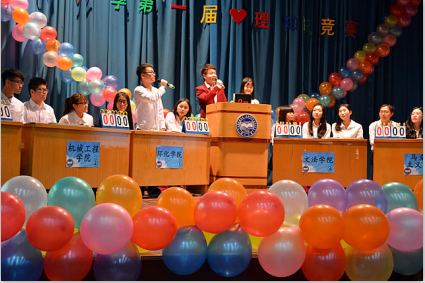 1、参赛选手现场作答(邱云凯摄)