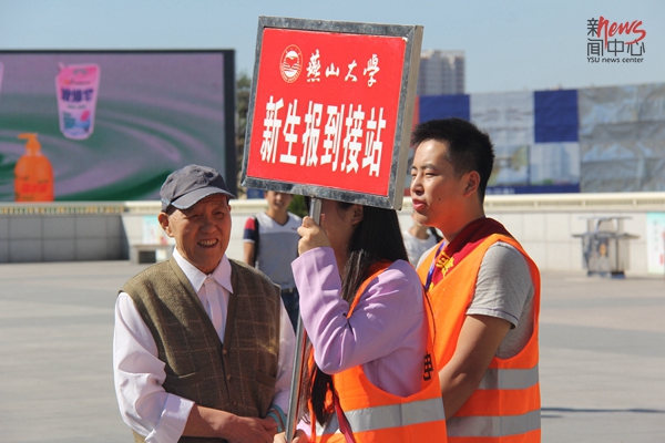 3迎新人员在接待新生家长易晨