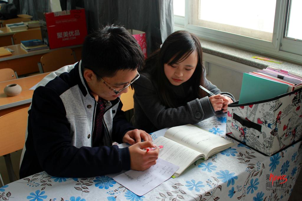 小伙伴总是互相帮助的,他经常向班里的学霸请教不会的问题。(屈升 摄)