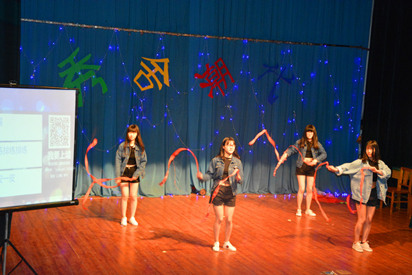 学生在表演舞蹈