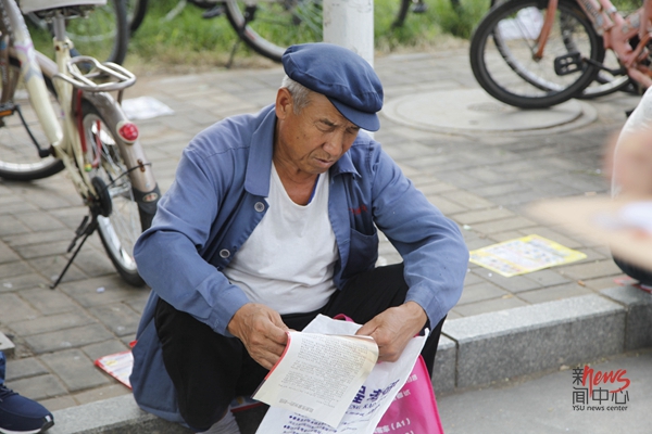9仔认真阅读新生须知的爷爷王扬洲