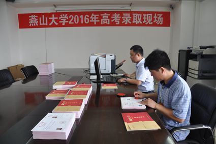 工作人员制作录取通知书