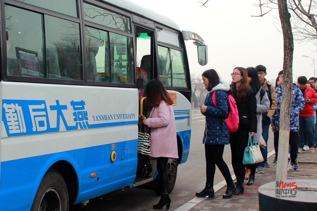 在等校车的时候看着前面的同学一个个上车,他还在队尾看不到人影儿呢。(邓克星 摄)
