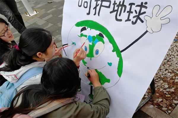 同学们参与彩绘地球的活动(以上照片由学院)