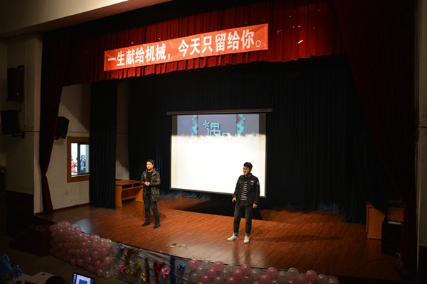 男生现场为女生们表演节目