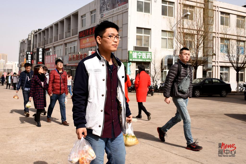 他一个人带了舍友的几份饭,不愧是“中国好舍友”。(梁坤垚 摄)